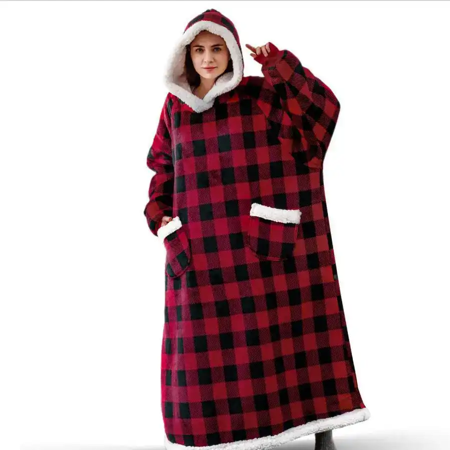 Poncho plaid rouge et noir avec capuche et poches.