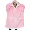 Poncho plaid rose avec capuche et poches, look doux et confortable.