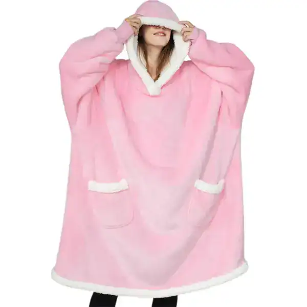Poncho plaid rose avec capuche et poches, look doux et confortable.