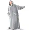 Poncho plaid gris avec capuche et poches, idéal pour se détendre.