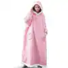Poncho plaid rose avec capuche et poches, pour une détente confortable.