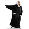 Poncho plaid noir avec capuche et poches, bordure blanche douce.
