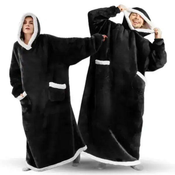 Poncho plaid noir avec capuche et poches, idéal pour dormir ou se détendre.