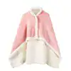 Poncho plaid rose femme avec bordure blanche et capuche doublée.