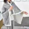 Poncho plaid gris femme avec bordure blanche et motif brodé.