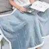 Poncho plaid femme bleu clair à motif torsade, bordure blanche, confortable pour lire au lit.