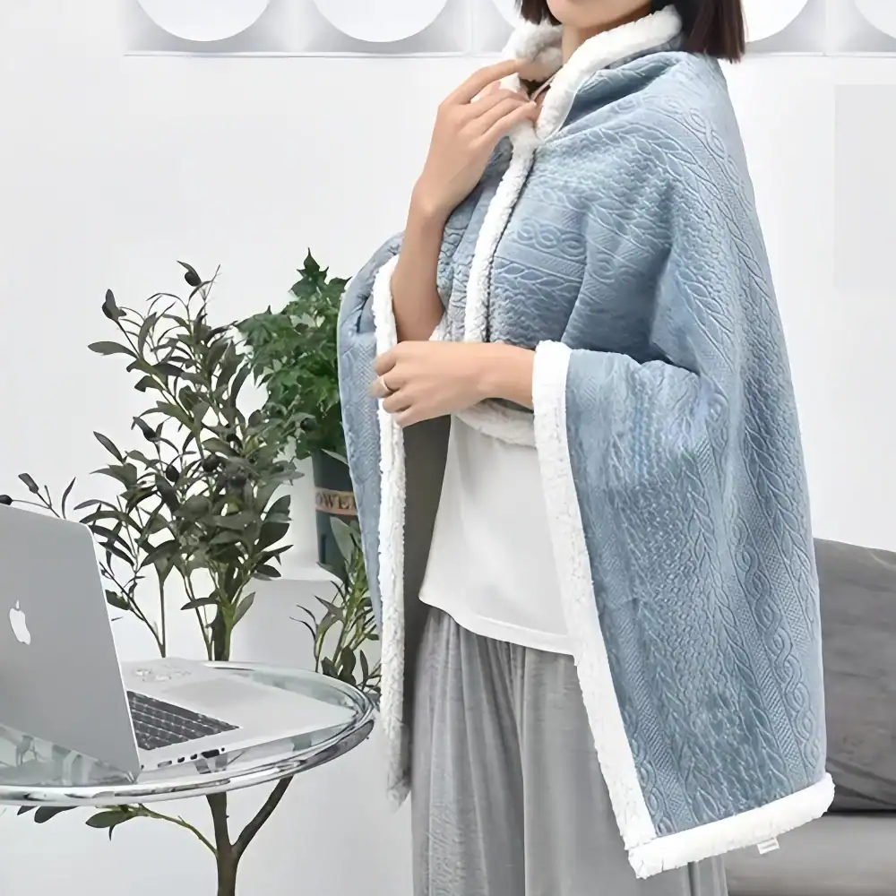 Poncho plaid femme bleu clair avec capuche et bordure blanche.