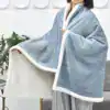 Poncho plaid femme bleu clair avec bordure blanche et capuche, style confortable.