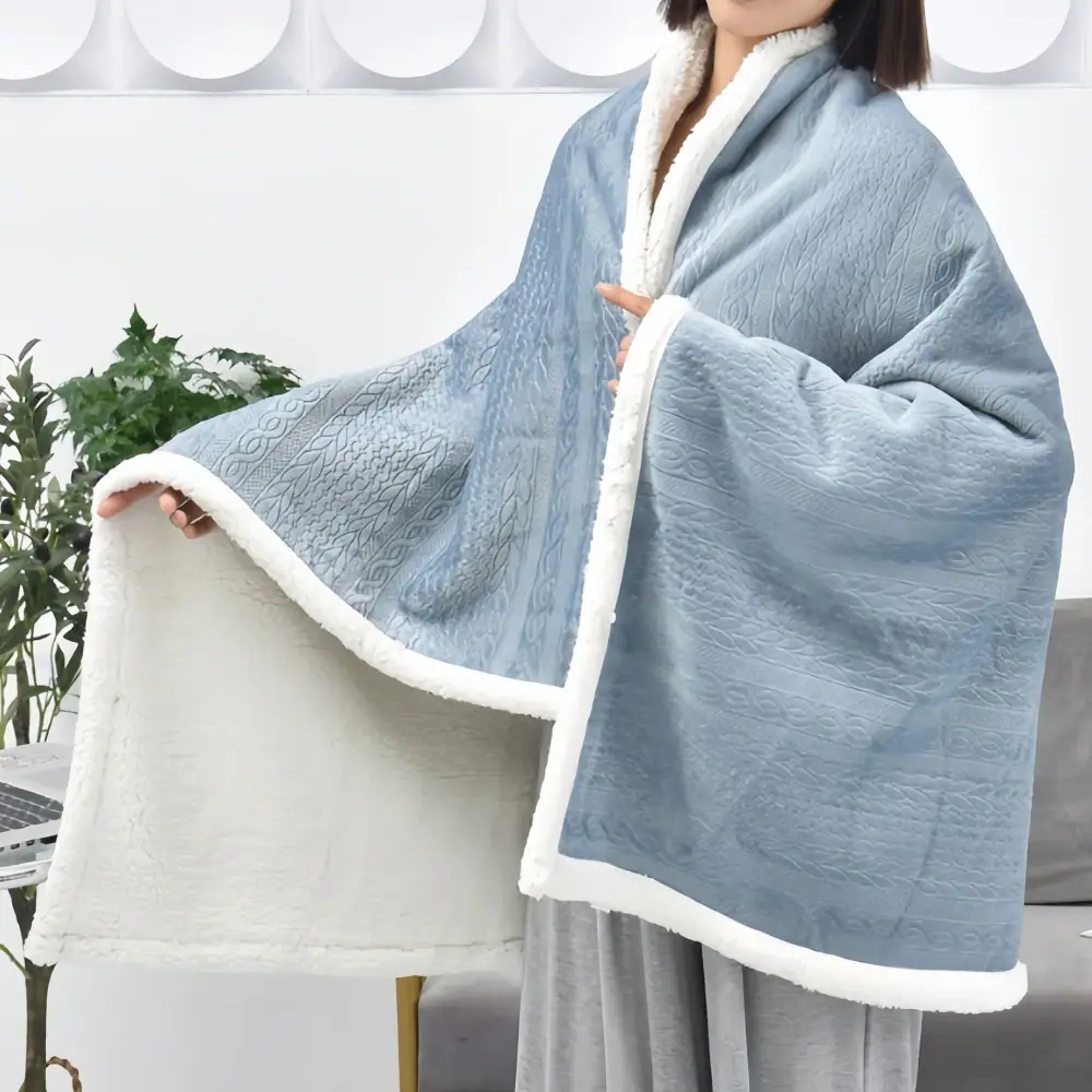 Poncho plaid femme bleu clair avec bordure blanche et capuche, style confortable.