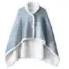 Poncho plaid femme bleu clair avec doublure blanche et capuche.