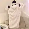 Poncho plaid femme grande taille avec capuche et manches en forme de bras, motif Baymax blanc et noir.