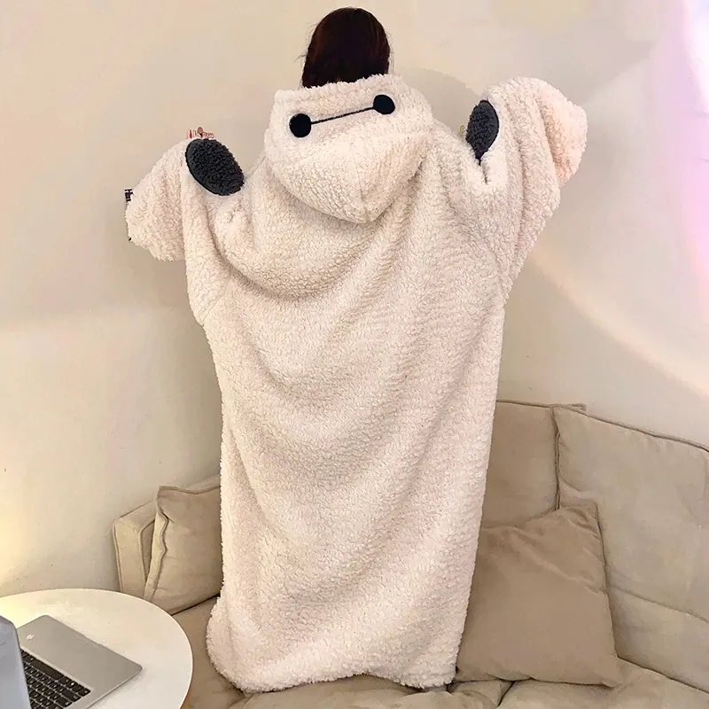 Poncho plaid femme grande taille avec capuche et manches en forme de bras, motif Baymax blanc et noir.