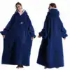 Poncho plaid femme long bleu marine avec capuche et poches.