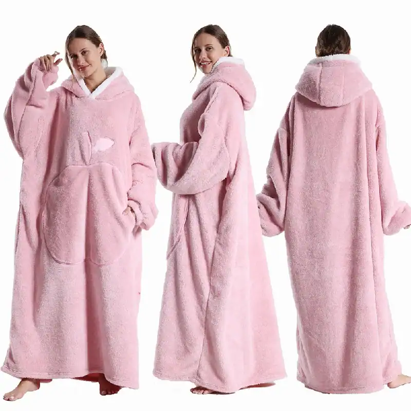 Poncho plaid rose femme long avec capuche et poches, vue de face, de profil et de dos.