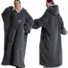 Poncho plaid femme long gris, capuche doublée, poches avant, style cosy.