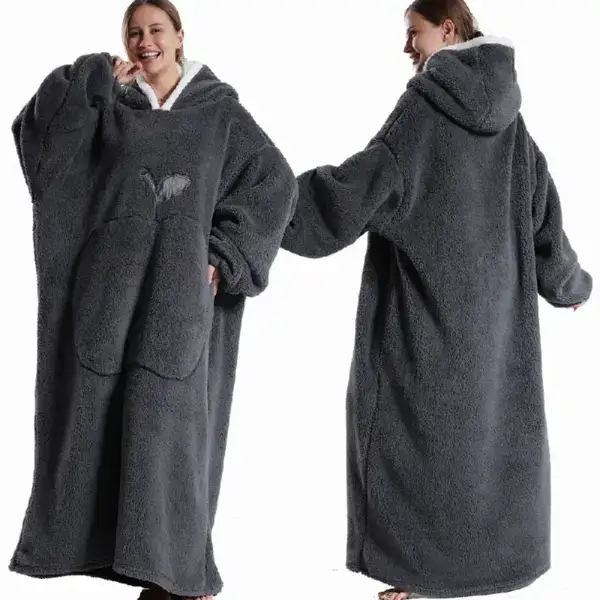 Poncho plaid femme long gris, capuche doublée, poches avant, style cosy.