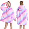 Poncho plaid fille avec capuche et poches étoiles, motif galaxy rose et bleu.