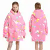 Poncho plaid rose pour fille avec motifs licornes et arcs-en-ciel.