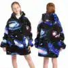 Poncho plaid fille avec motif galaxie bleue et noire, capuche, vue avant et arrière.