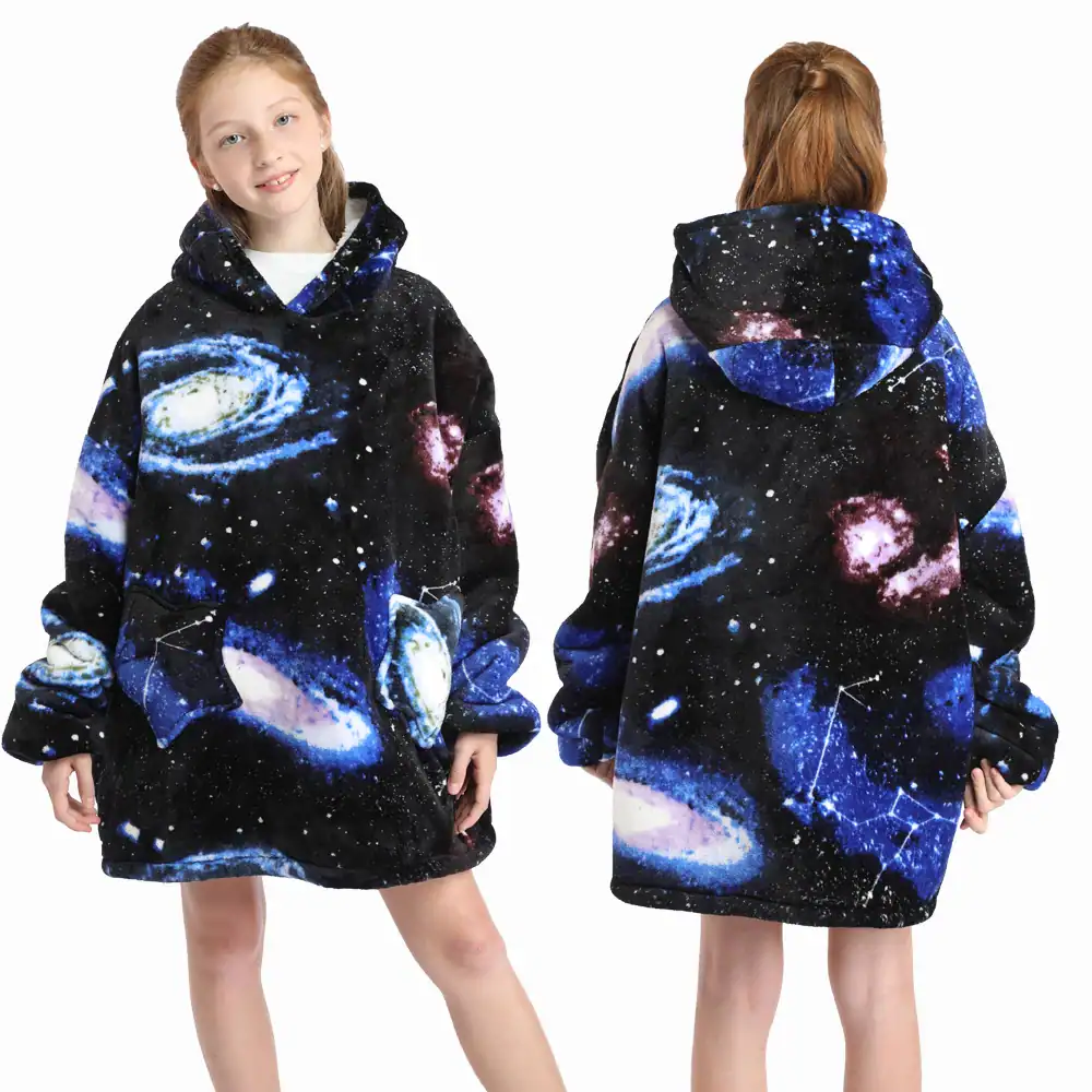 Poncho plaid fille avec motif galaxie bleue et noire, capuche, vue avant et arrière.