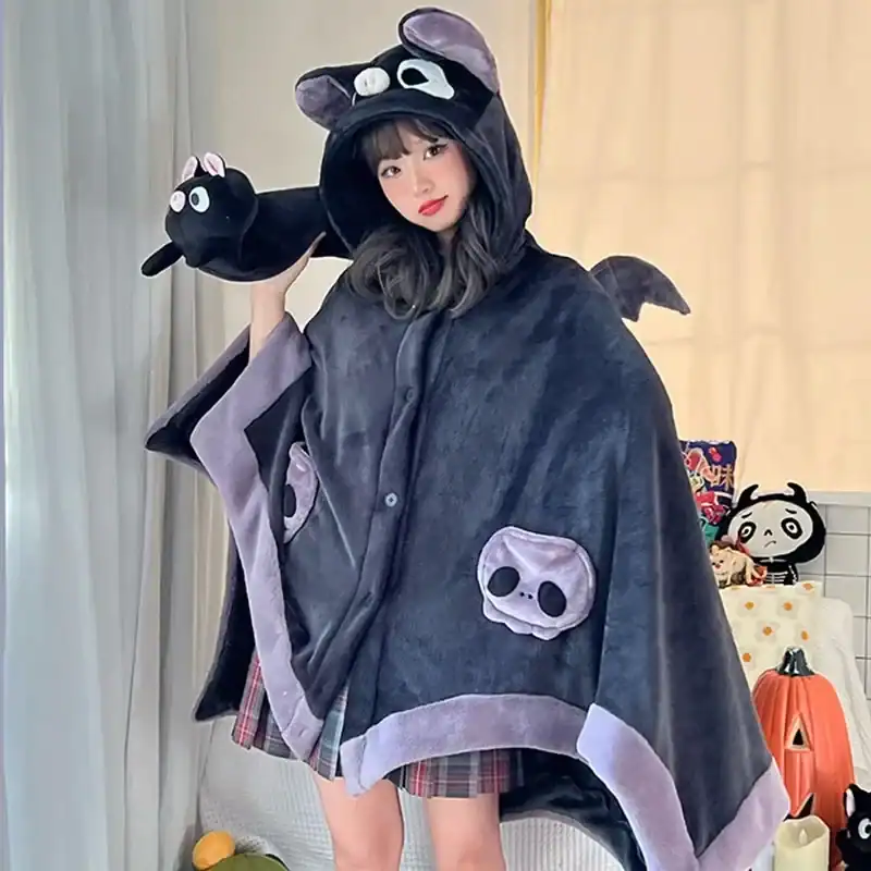 Poncho plaid Halloween avec capuche chauve-souris, détails squelette et bordures violettes.