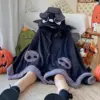 Poncho plaid Halloween pour enfant avec capuche de chauve-souris et motifs crânes.