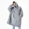 Poncho plaid homme gris, capuche, poches avant, look décontracté.