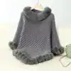 Poncho plaid gris à col et manches en fourrure synthétique, idéal pour l'intérieur.
