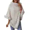 Poncho plaid intérieur blanc à bordure fourrée et pompons.