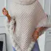 Poncho plaid intérieur beige avec capuche et bordure fourrée.