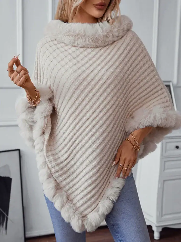 Poncho plaid intérieur beige avec capuche et bordure fourrée.