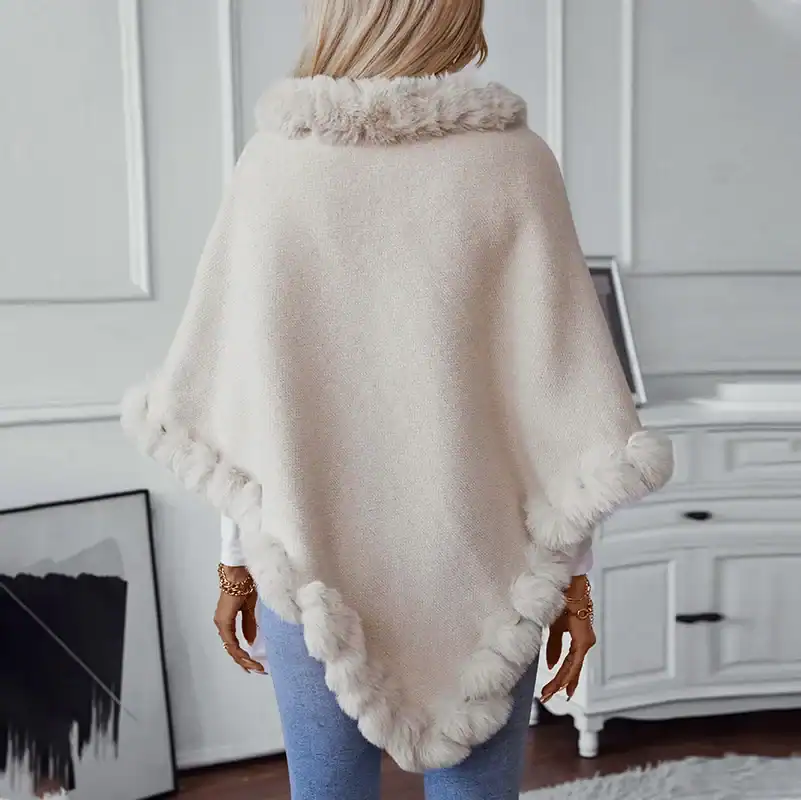 Poncho plaid intérieur beige avec bordure et capuche en fausse fourrure.