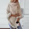 Poncho plaid beige avec bordure fourrée, modèle intérieur.