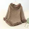 Poncho plaid intérieur beige avec col et manches en fausse fourrure.