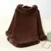 Poncho plaid marron avec capuche fourrée et bordures en pompons.