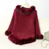 Poncho plaid bordeaux à capuche fourrée et pompons, pour intérieur.
