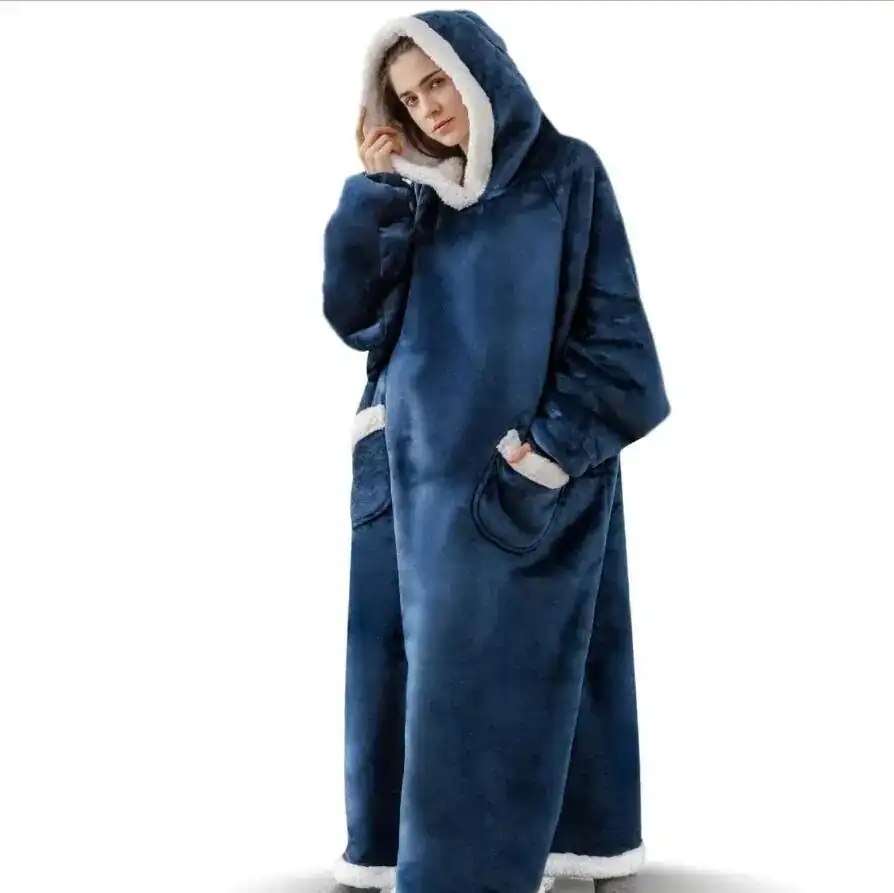 Poncho plaid bleu marine avec capuche doublée de fourrure blanche, poches avant, longueur 150 cm.