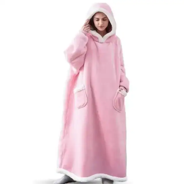 Poncho plaid rose long avec capuche et poches, idéal pour se détendre.