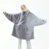 Poncho plaid polaire gris, capuche, poches avant, style doux et confortable.