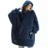 Poncho plaid polaire bleu marine avec capuche et poches avant.
