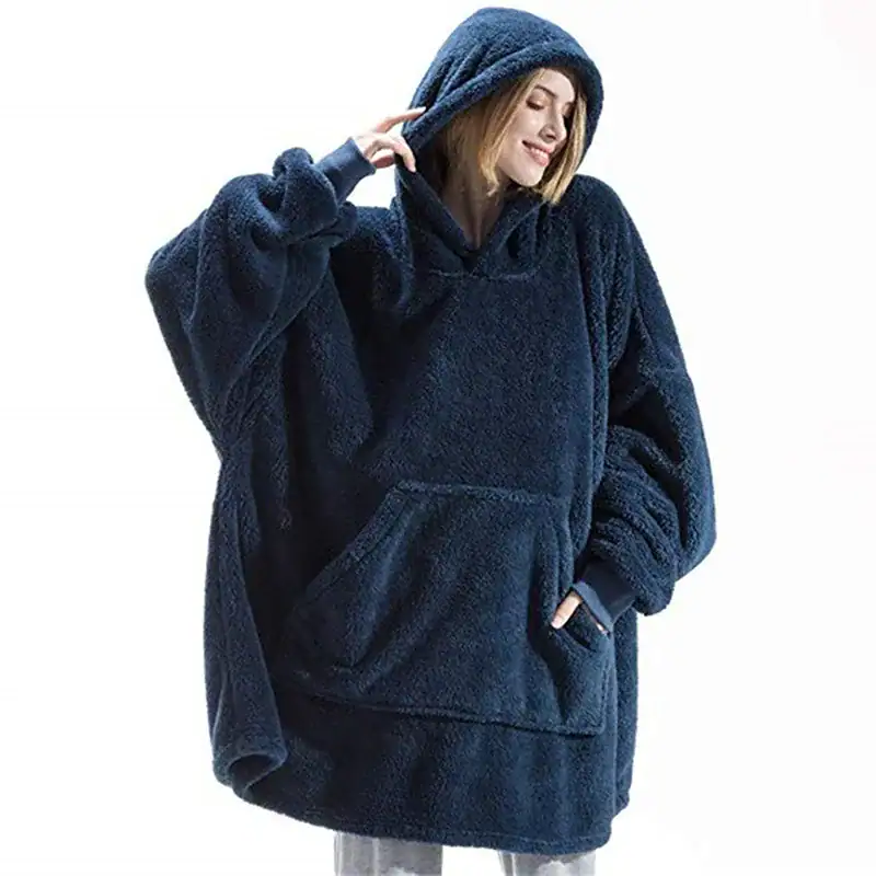 Poncho plaid polaire bleu marine avec capuche et poches avant.