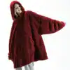 Poncho plaid polaire rouge à capuche et poches.