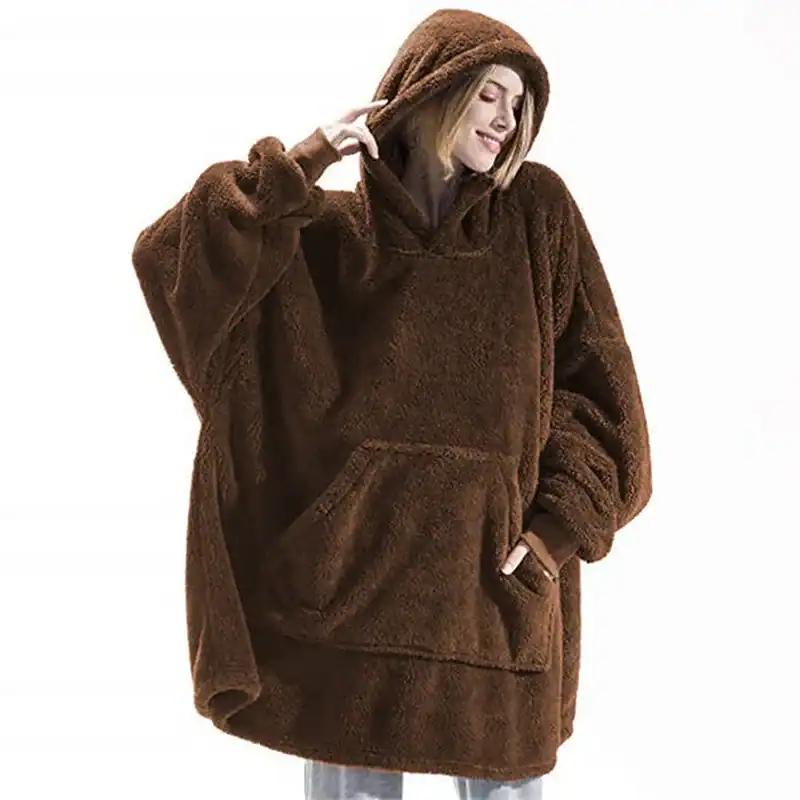 Poncho plaid polaire marron, capuche, poches avant, look doux et confortable.