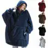 Poncho plaid polaire avec capuche, disponible en bleu, rouge, marron, noir et gris.