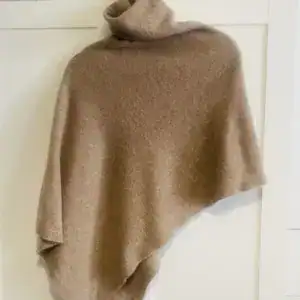 Poncho col roulé en maille camel