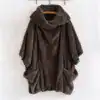 Poncho plaid sans capuche en polaire marron, style doux et ample avec poches.