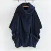 Poncho plaid bleu marine sans capuche, texture douce et poches latérales.