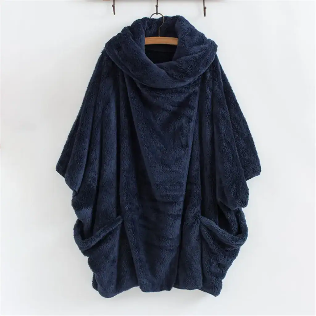 Poncho plaid bleu marine sans capuche, texture douce et poches latérales.