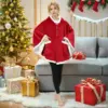 Poncho plaid rouge à capuche avec doublure blanche et fermeture éclair, idéal pour Noël.