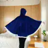 Poncho plaid sans manches bleu nuit avec bordure blanche, capuche, vue arrière.